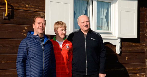 Лукашенко показал Медведеву родные места и угостил березовым соком