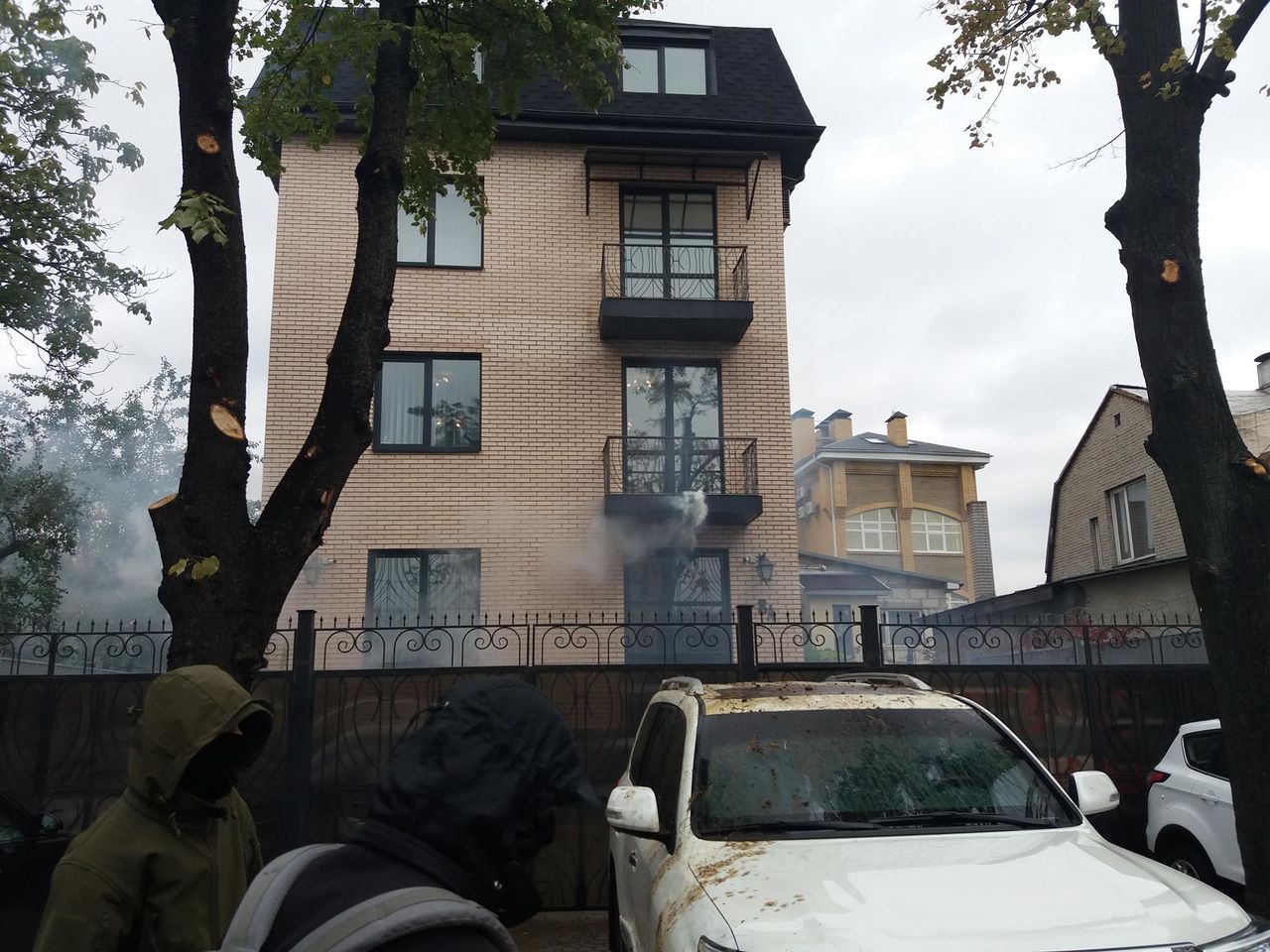 В Киеве активисты облили машины российских дипломатов фекалиями