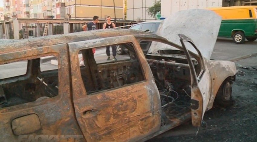 Сгоревший утром на Чеканах автомобиль был подожжен, водитель находился внутри