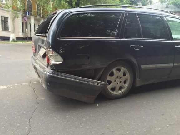 Un microbuz de rută s-a ciocnit cu un Mercedes. Opt persoane traumate