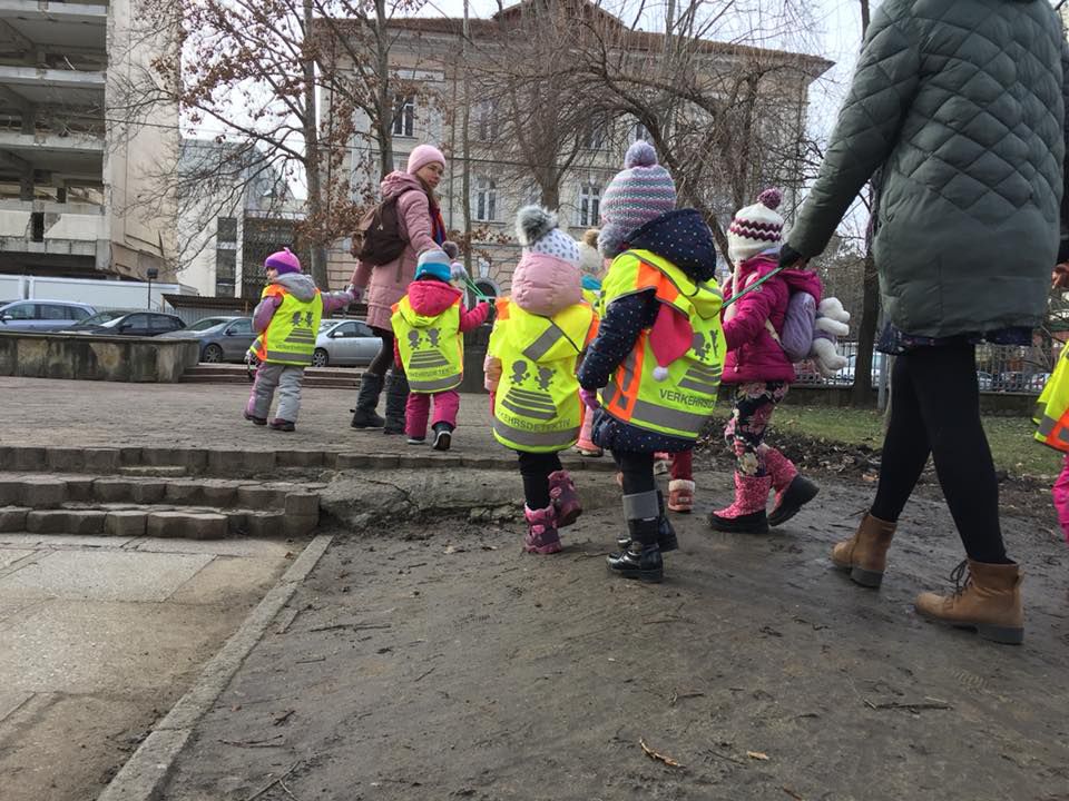 Воспитательницы детсада вывели детей на прогулку в светоотражающих жилетках