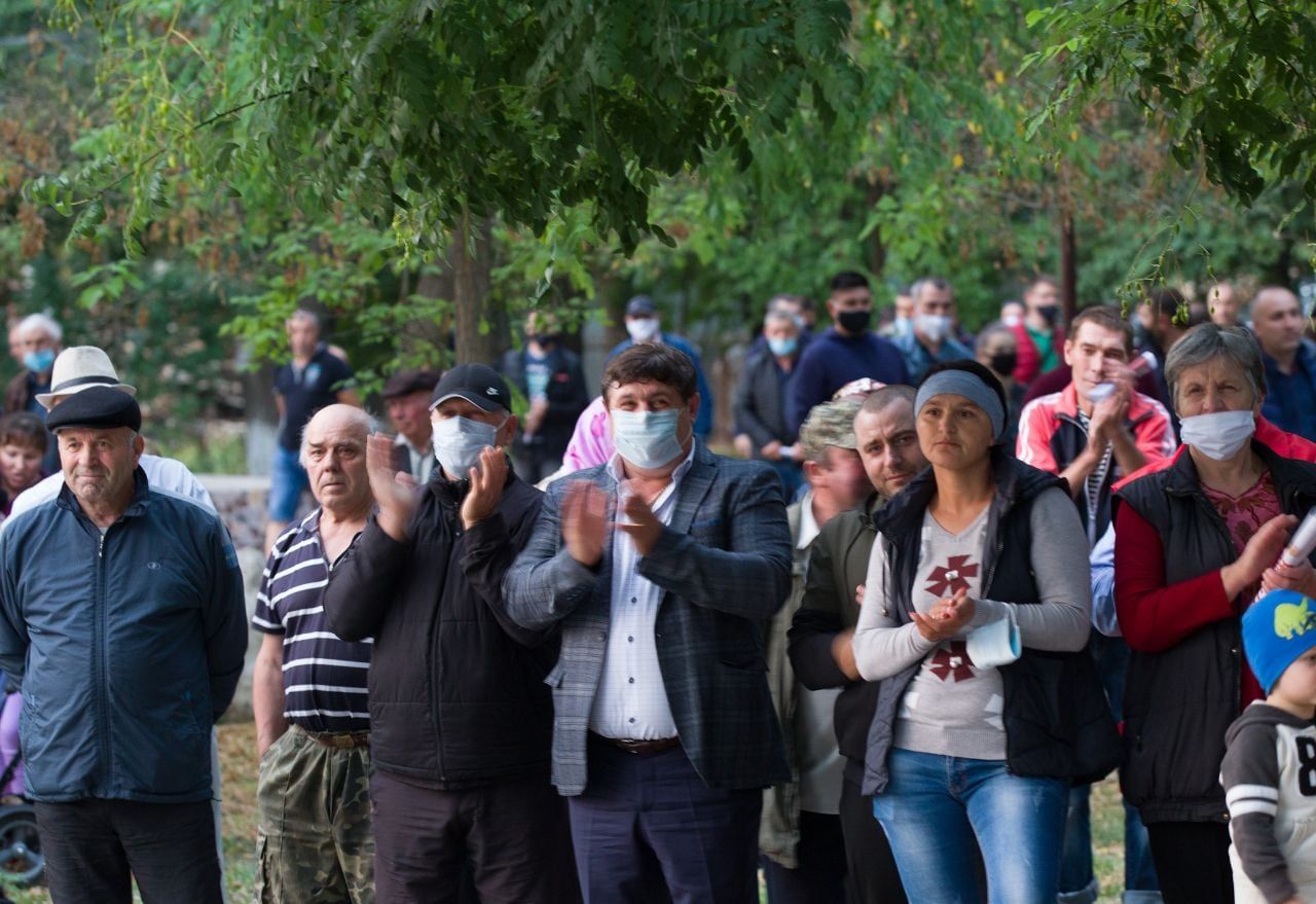 В разгар пандемии сотни людей пришли на предвыборную встречу с Додоном