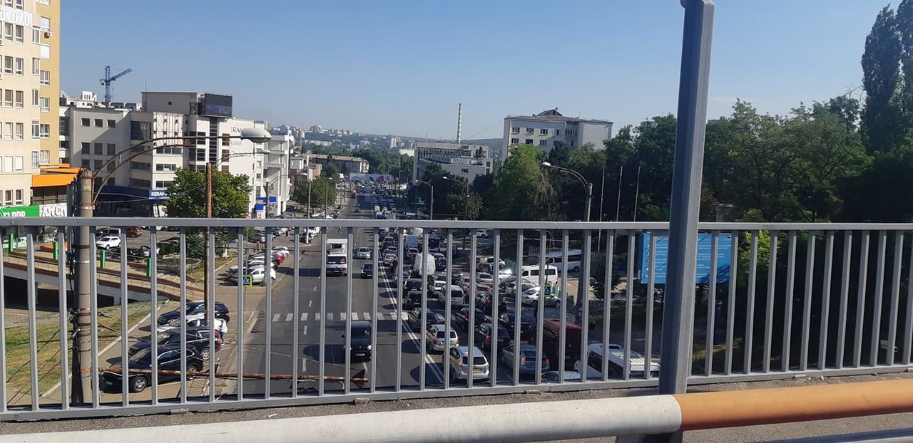 На улицах Кишинева образовались километровые пробки