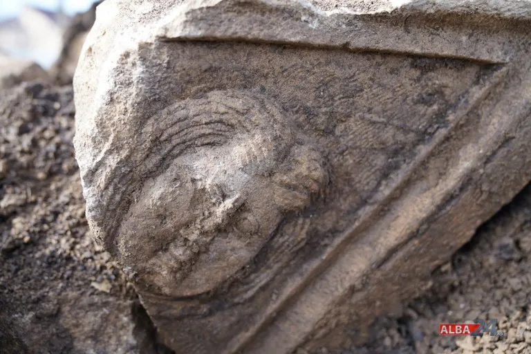 В Румынии на кладбище экскаватор случайно разрушил 1700-летний саркофаг