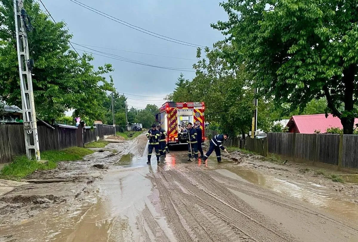 Ploile torenţiale au provocat pagube în România: Unele sate sunt inundate