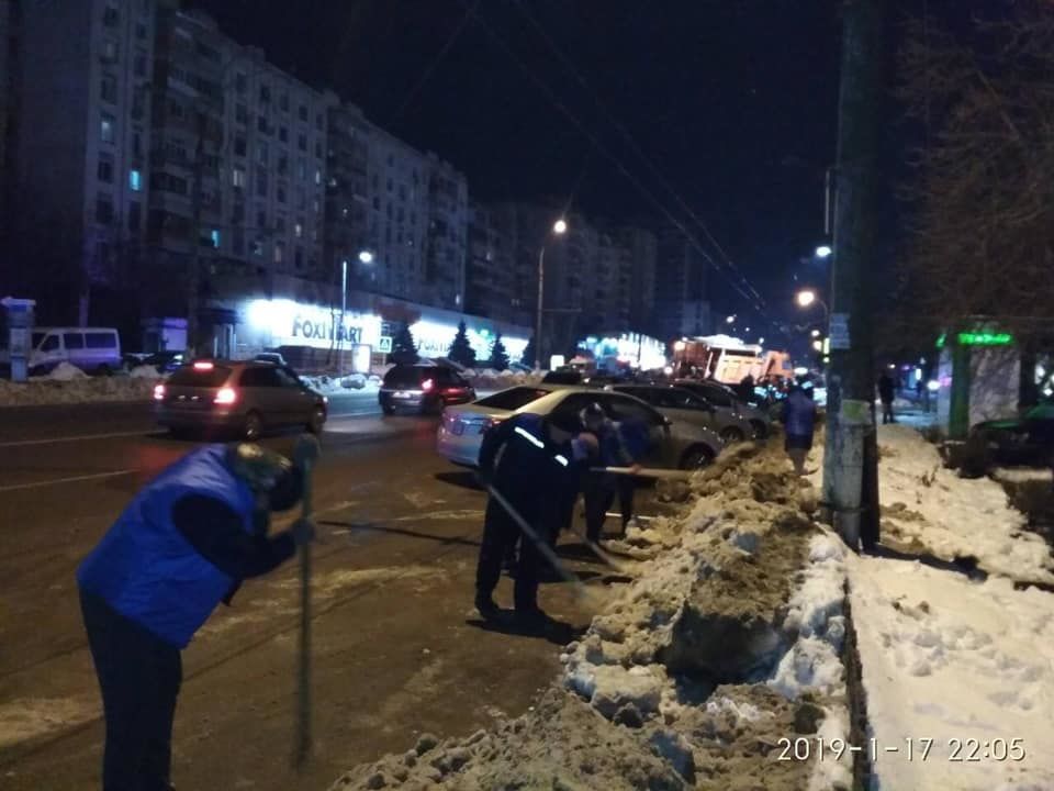 Поддержал флешмоб: Руслан Кодряну ночью очищал лопатой улицы от снега