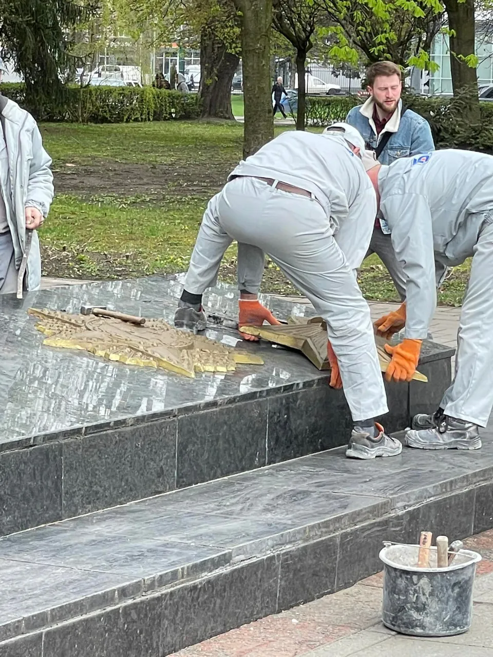 В Луцке начали демонтаж советской символики на Мемориале Вечной Славы