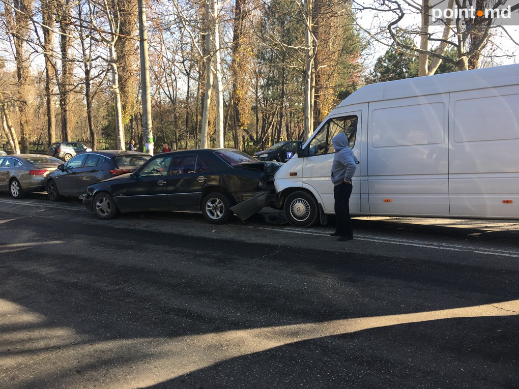 Accident în lanț la Buiucani cu cinci mașini avariate