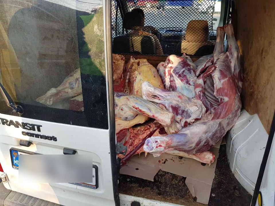 Polițiștii au depistat carne și mezeluri transportate în condiții insalubre