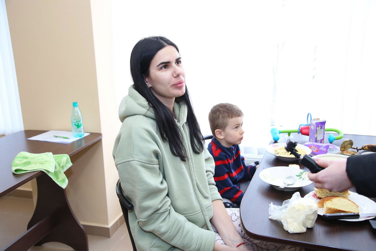 Беженцев из Украины с маленькими детьми разместили в селе Кирсово