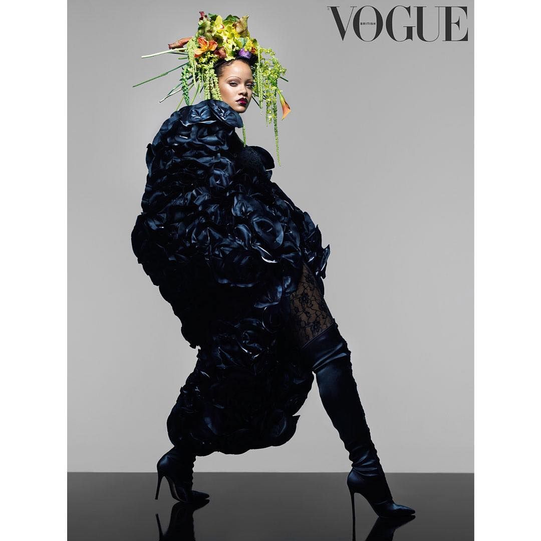 Рианна без бровей попала на обложку Vogue