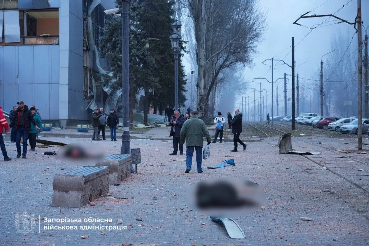 При ударе по Запорожью погибли 13 человек, 30 ранены