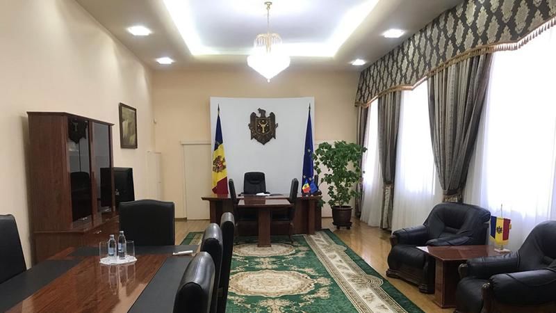 Нэстасе показал журналистам свой рабочий кабинет