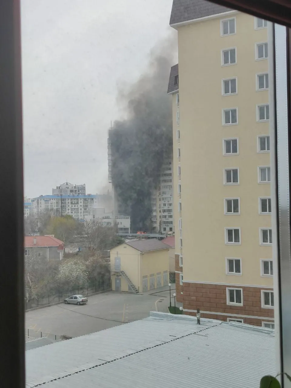 По Одессе нанесен ракетный удар: вспыхнул пожар в жилом доме