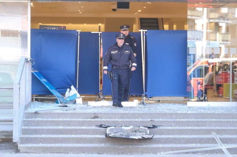 В Гамбурге автомобиль протаранил здание ТЦ, есть раненые