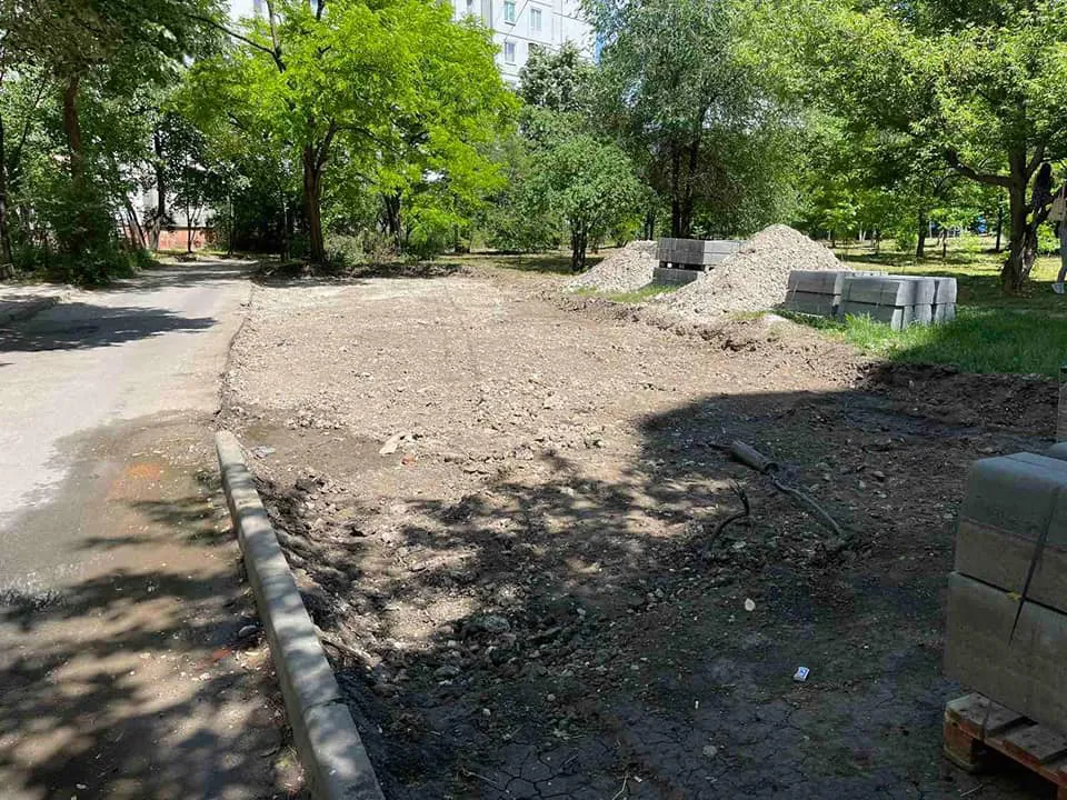 На улице Албишоара начали обустраивать зелёную зону