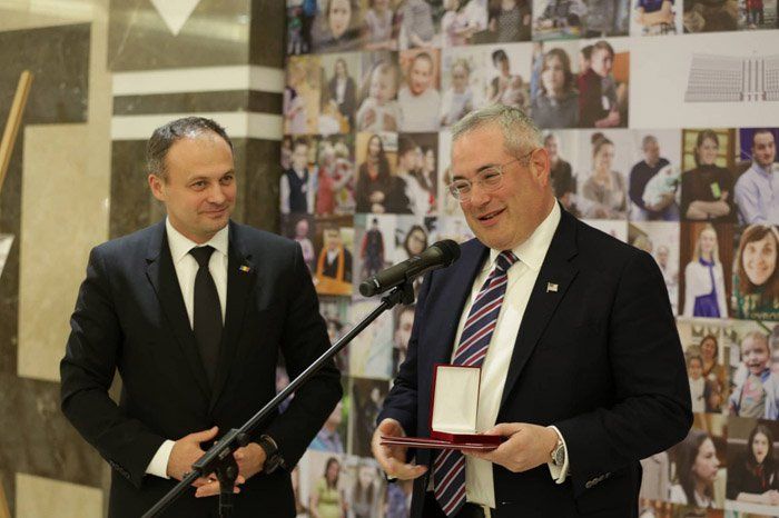 Канду вручил награды Полу Пакеру и Александру Билинкису