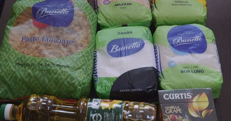 Частная компания раздает продуктовые пакеты нуждающимся семьям из сел