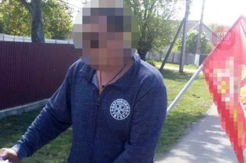 На Украине мужчина получил год условно за советский флаг в День Победы