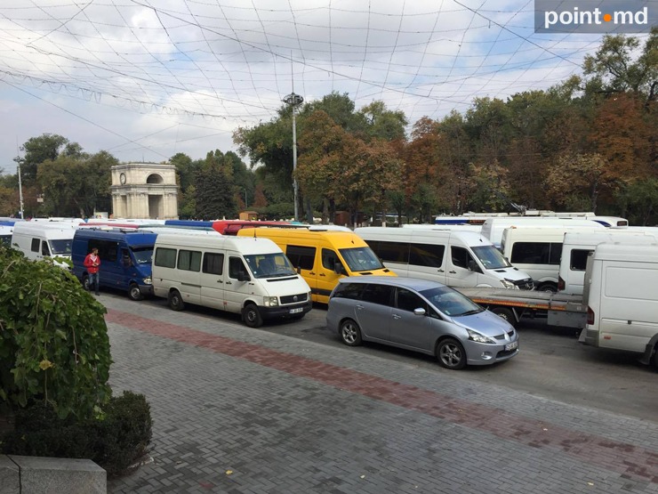 В центре Кишинева в знак протеста припарковали десятки микроавтобусов