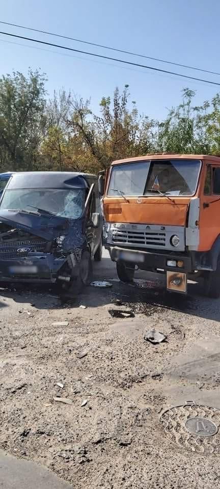 В столице столкнулись "КамАЗ" и микроавтобус, водителям потребовалась медпомощь