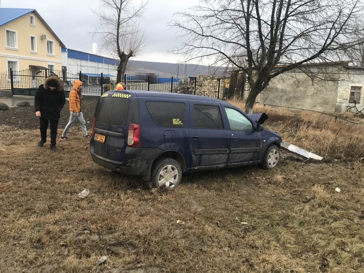 Не поделили дорогу: одна машина врезалась в столб, другая перевернулась