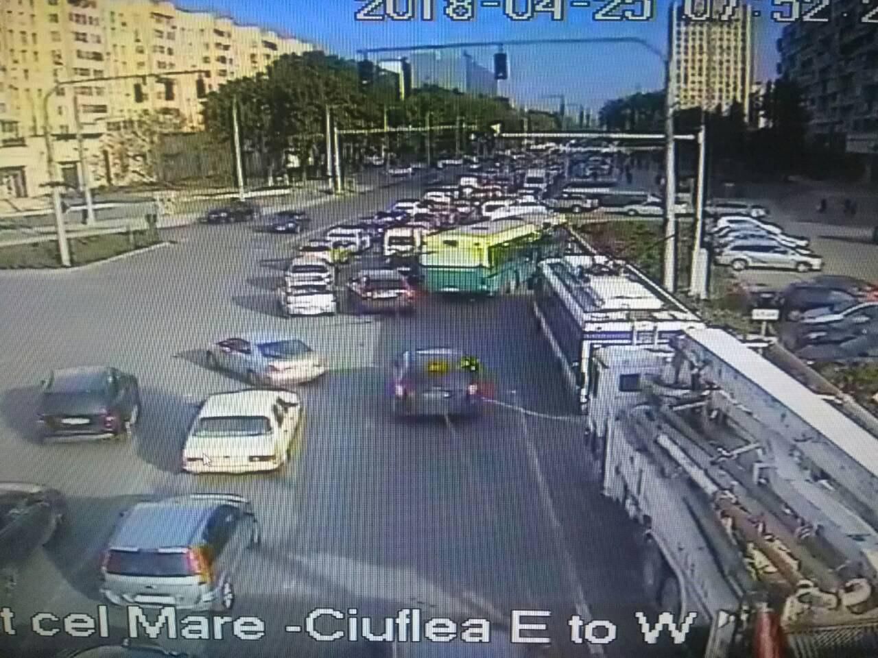 Служба InfoTrafic рекомендует водителям избегать некоторых улиц Кишинева