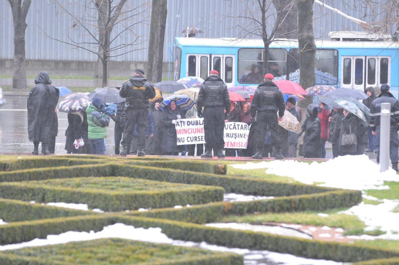 Жители села Пухой протестовали в дождь перед парламентом