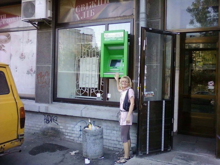 În genunchi în fața bancomatului. Ce trebuie să facă oamenii din Ucraina ca să scoată bani