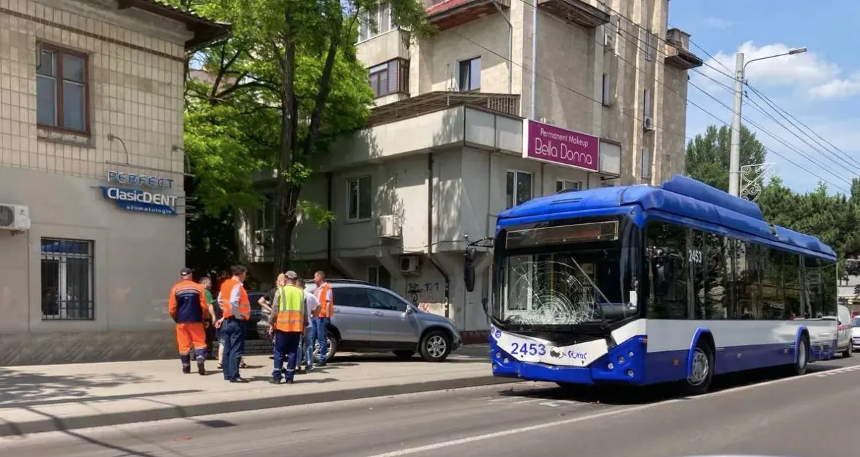 В Кишиневе произошло ДТП с участием троллейбуса