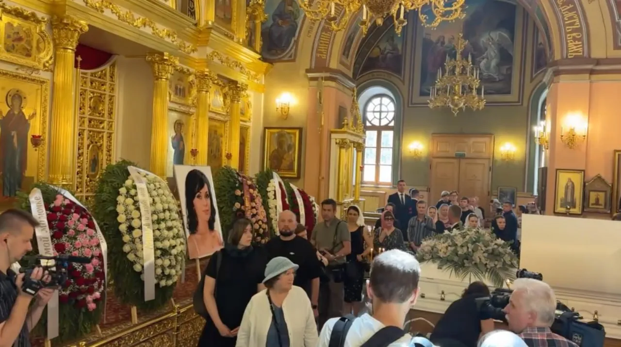 В Москве выстроились очереди из желающих проститься с Анастасией Заворотнюк