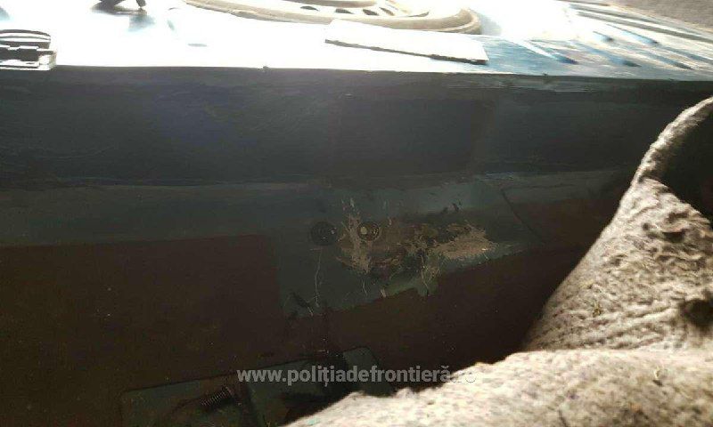 Молдаванин устроил тайник для контрабандных сигарет под задним сиденьем своей машины