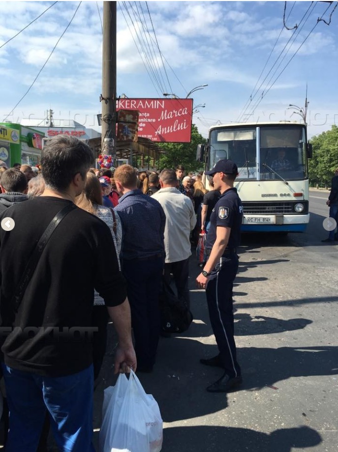 В Кишиневе люди берут штурмом бесплатные автобусы до Дойны