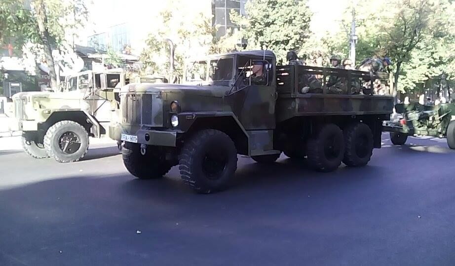 Tehnica militară se plimbă prin oraș. Traficul este din nou dat este cap