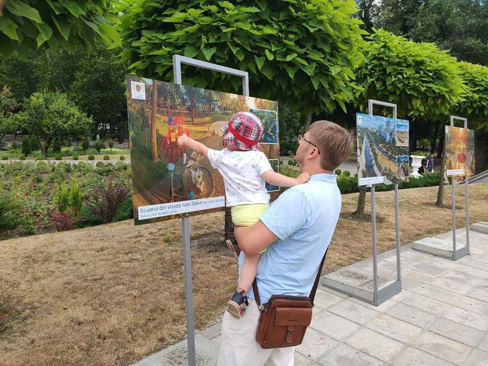 В сквере у Триумфальной арки открыта фотовыставка реализованных проектов
