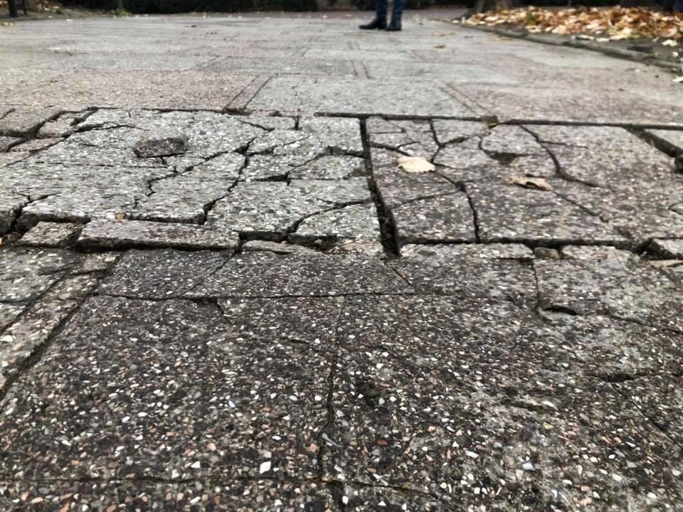 В центральном парке во время прокладки системы полива повредили тротуарную плитку