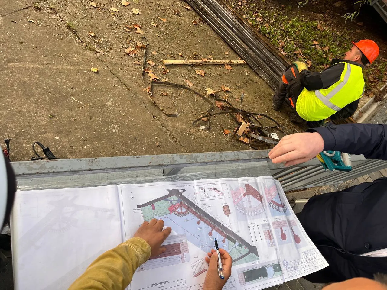 Pe unu dintre lacurile din parcul Valea Trandafirilor este amenajată o faleză