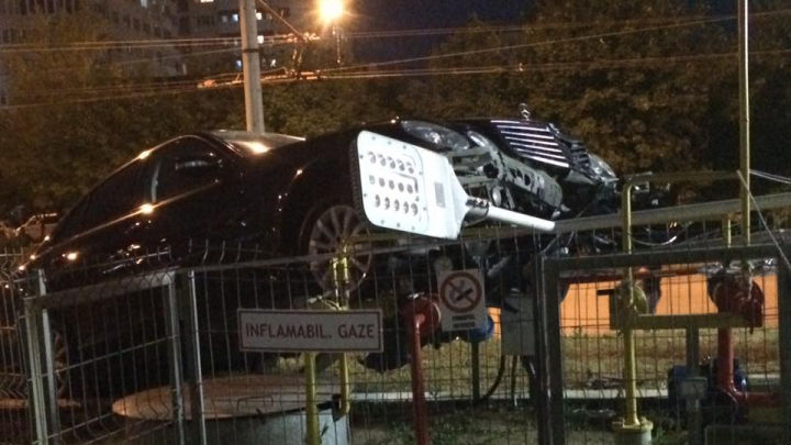 Șofat la înălțime! O mașină, suspendată pe o stație de pompare a gazelor