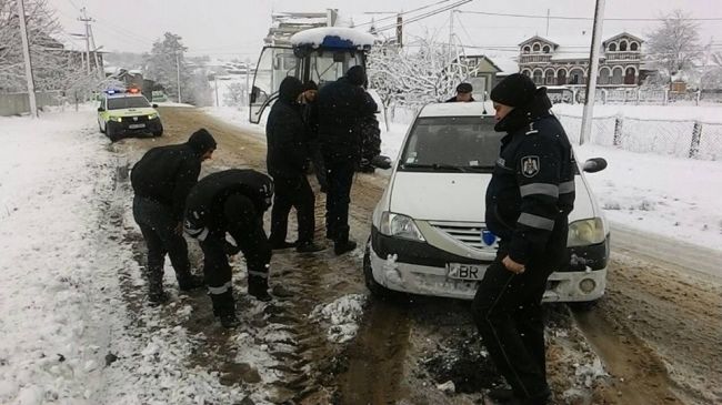 В Бричанском районе автомобиль вылетел с дороги и застрял в снегу