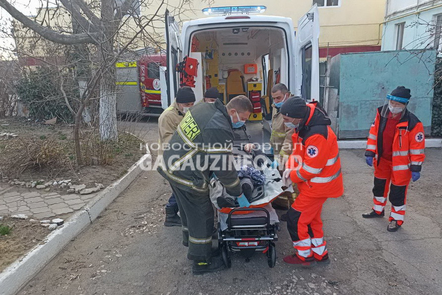 На помощь «скорой»: в Вулканештах спасатели помогли госпитализировать мужчину