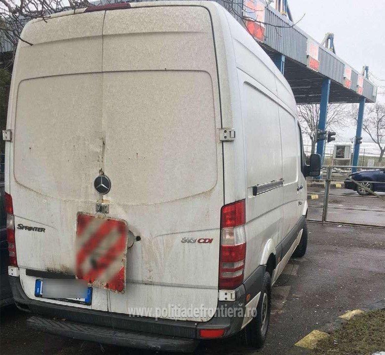 Молдаванина задержали на КПП "Албица" из-за украденного в Италии микроавтобуса