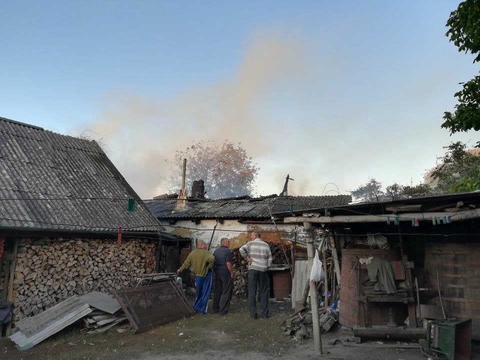 Пожар в Садова: пожарные не дали огню распространиться на соседние дома