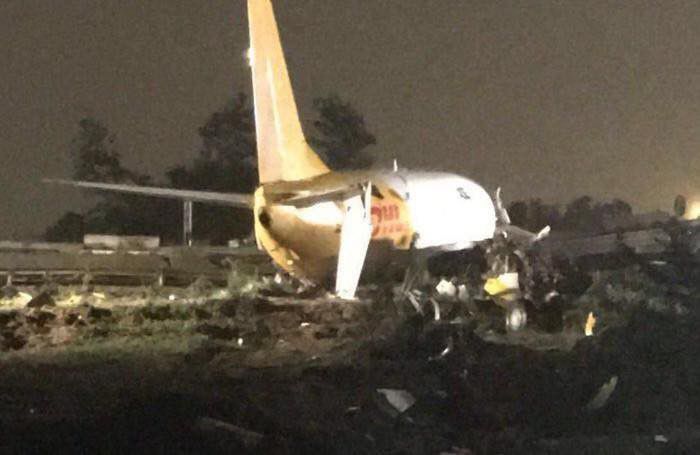В Италии грузовой самолёт DHL проскочил взлётную полосу и выехал на автостраду