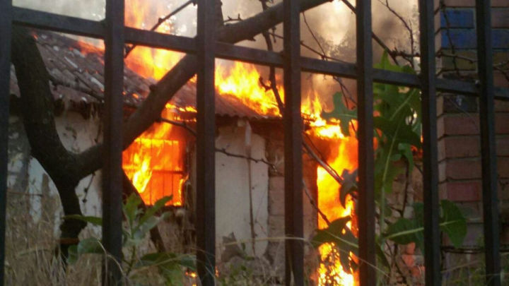 Incendiu pe Bulevardul Dacia. O casă de locuit, în flăcări