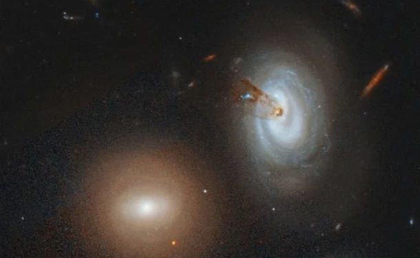 Hubble снял извергающую газ умирающую галактику