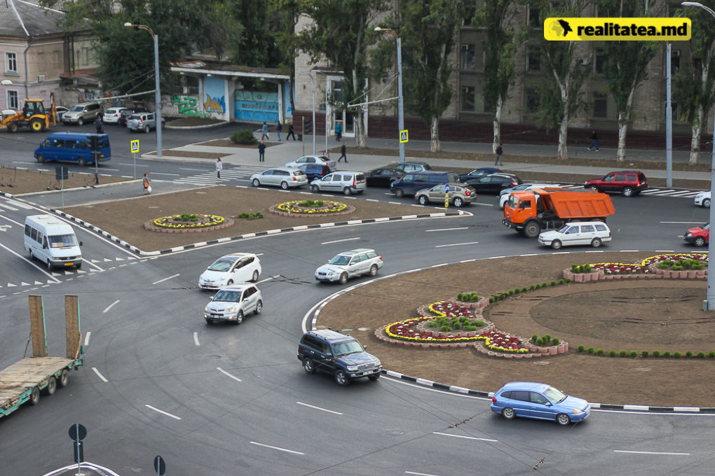 В столице завершен ремонт круговой развязки на бульваре Константина Негруцци