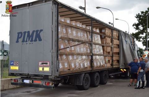 Афганец проехал 400 км до Италии, привязав себя ко дну фуры
