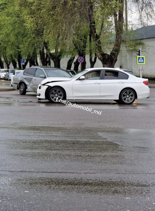 В результате ДТП в столице столкнулись автомобили Lexus и BMW