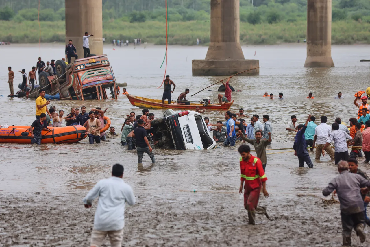 Un pod rutier cu zeci de persoane pe el s-a prăbușit în India