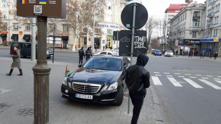 Автомобиль с дипломатическими номерами заехал на тротуар перед примэрией